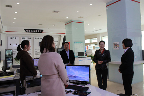 李建华到菏泽开发区分公司营业厅检查指导工作。