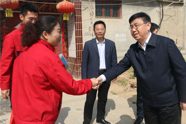 郝克远到汶上县次丘镇尹海村看望一线营销人员。