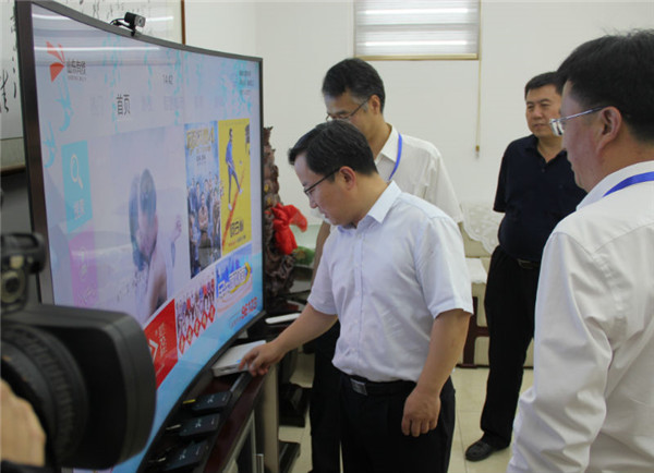 刘继永观摩新TV设备，观看功能演示。