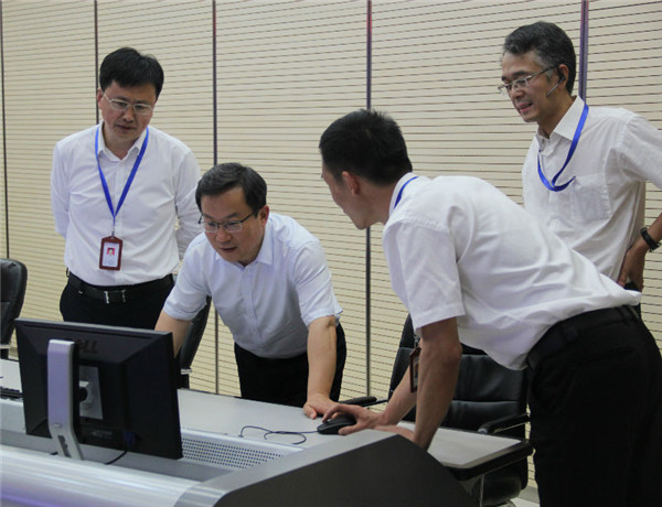 刘继永在聊城分公司中心机房了解环网运行情况。