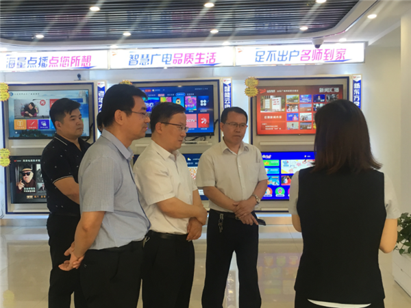 集团总经理刘继永观看智能云超高清机顶盒、智能家居的功能演示。
