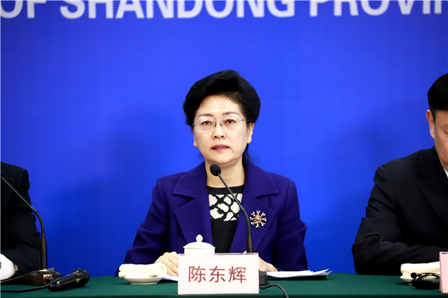 山东省人民政府举行新闻发布会,发布会上,山东省财政厅副厅长陈东辉