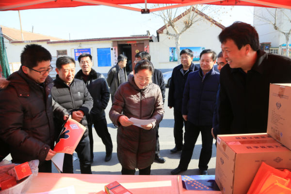 1.图为集团党委书记、董事长李建华在“新春用户大拜访”活动现场调研。