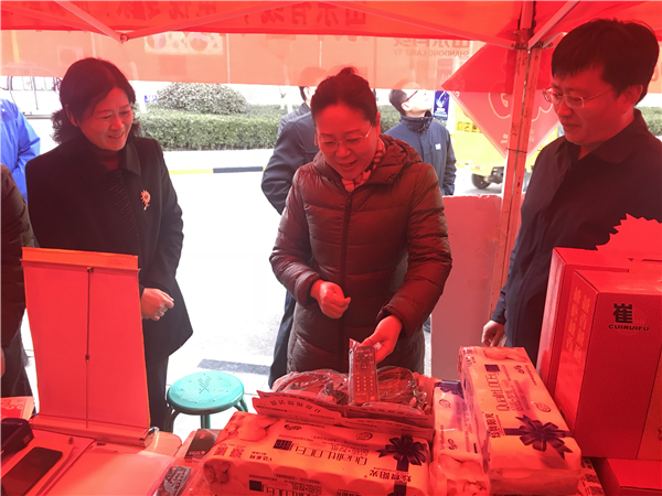 图为集团党委书记、董事长李建华在“新春用户大拜访”活动现场。