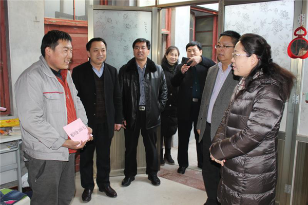 图为集团党委书记、董事长李建华走访慰问困难职工。