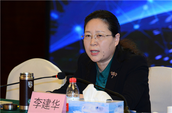 图为集团党委书记、董事长李建华对下一步工作提出要求。
