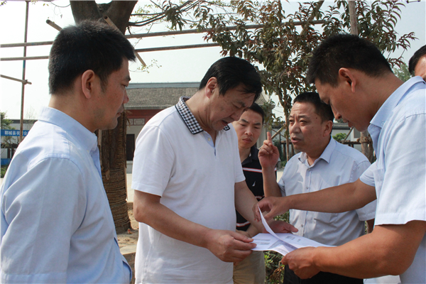 <p>图为集团副总经理黄平在菏泽郓城县张营镇了解重点项目建设情况。</p>