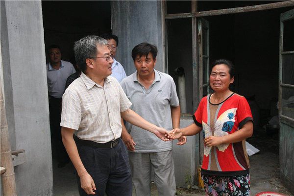 图为集团副总经理吴兆金在潍坊孙家杨孟村走访慰问贫困群众。