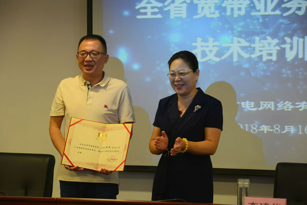 图为集团党委书记、董事长李建华为集团新聘任的高级顾问赵缙先生颁发聘书。