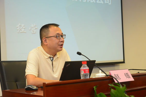 图为集团高级顾问赵缙做宽带业务专题讲座。