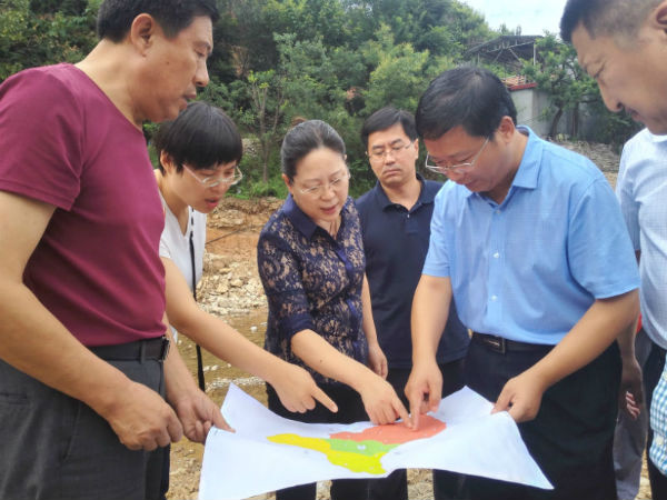 图为集团党委书记、董事长李建华现场指导青州分公司抗灾救灾工作。