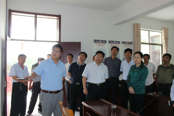 图为李建华在省公司第一书记帮包村单县曹庄乡李庄村观摩雪亮工程项目。