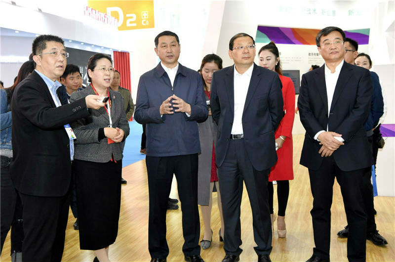 省委常委宣传部长关志鸥（左三）参观山东有线展台 。