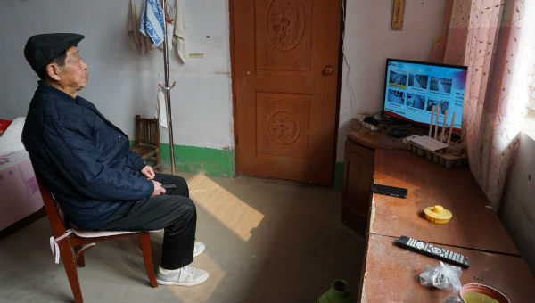 东陶居的居民通过有线电视定制的“智慧村居”平台观看各种信息。