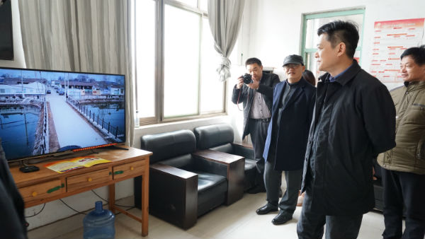 山东广电网络集团党委副书记纪涛在东陶居居委会观看“智慧东陶”平台演示。