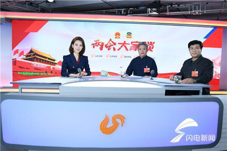 全國(guó)政協(xié)委員,、民革中央畫院院長(zhǎng),、山東畫院院長(zhǎng)孔維克和全國(guó)政協(xié)委員、 孔子研究院院長(zhǎng),、國(guó)際儒學(xué)聯(lián)合會(huì)副理事長(zhǎng),、中華孔子學(xué)會(huì)副會(huì)長(zhǎng)楊朝明做客山東廣播電視臺(tái)北京演播室融媒體訪談節(jié)目《兩會(huì)大家談》.jpg