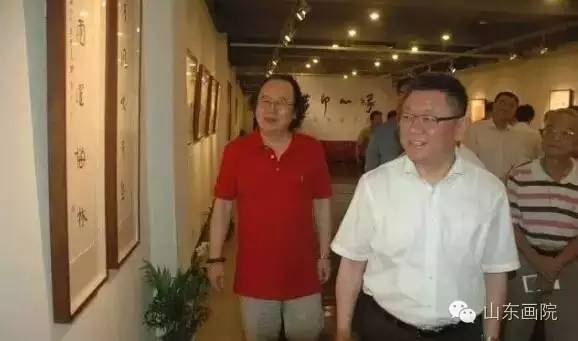 6山东省文化厅副厅长张桂林参观展览.jpg