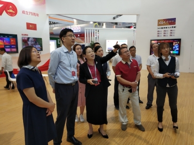 相关单位领导到山东广电网络集团文博会展区参观